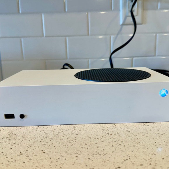 Xbox Series S Bundle - Picture 11 of 12